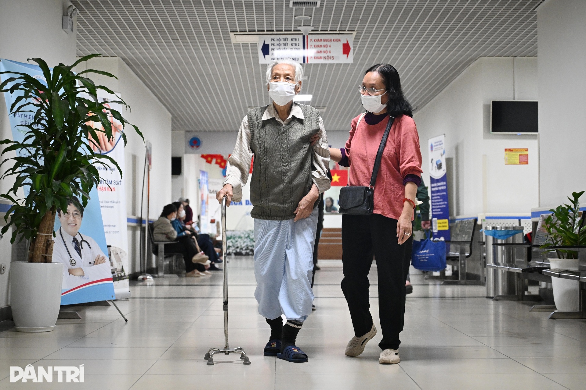 Hà Nội: Bệnh viện đông nghịt, ca đột quỵ tăng vì thời tiết ẩm ương - 10