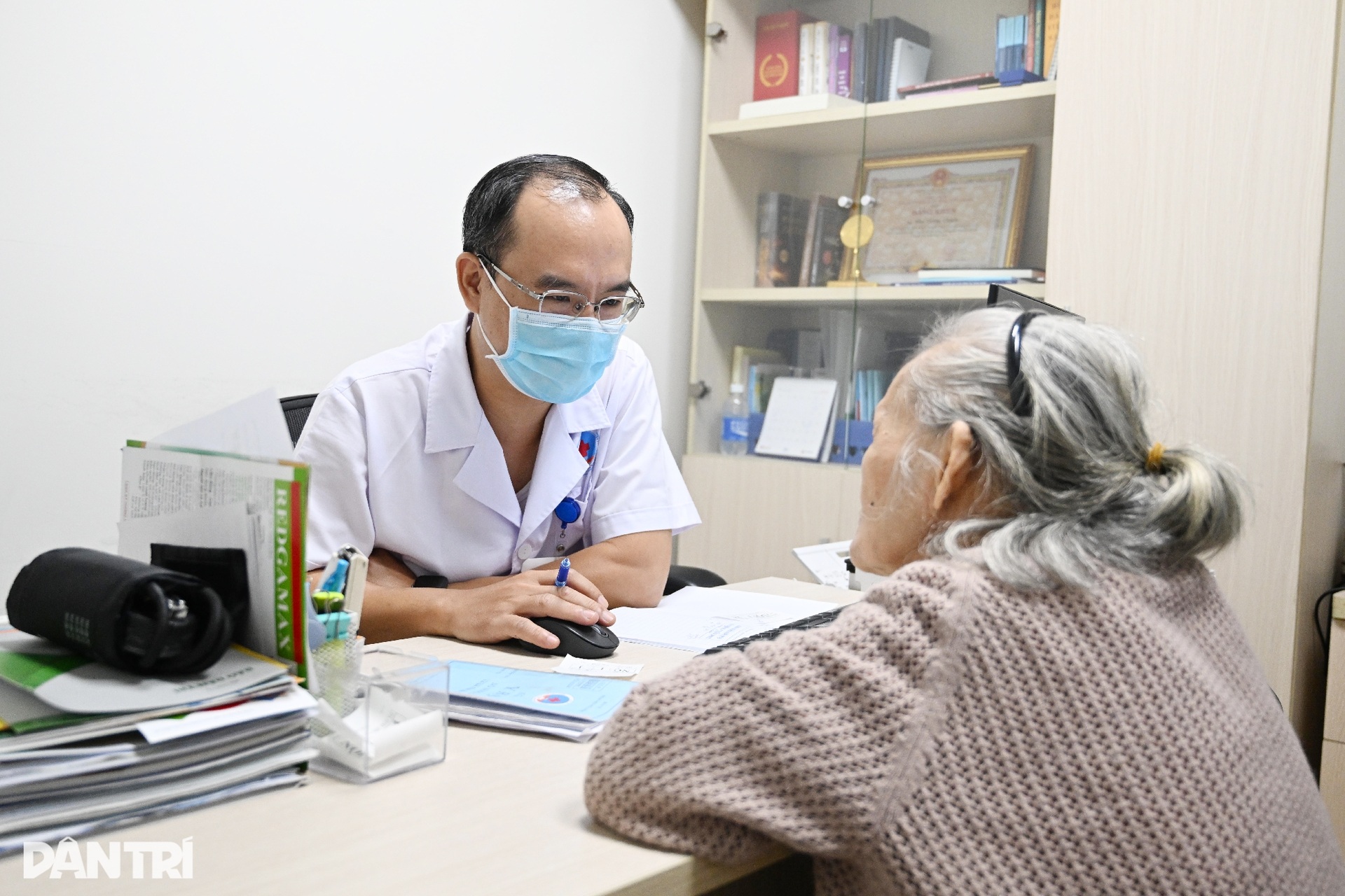 Hà Nội: Bệnh viện đông nghịt, ca đột quỵ tăng vì thời tiết ẩm ương - 13