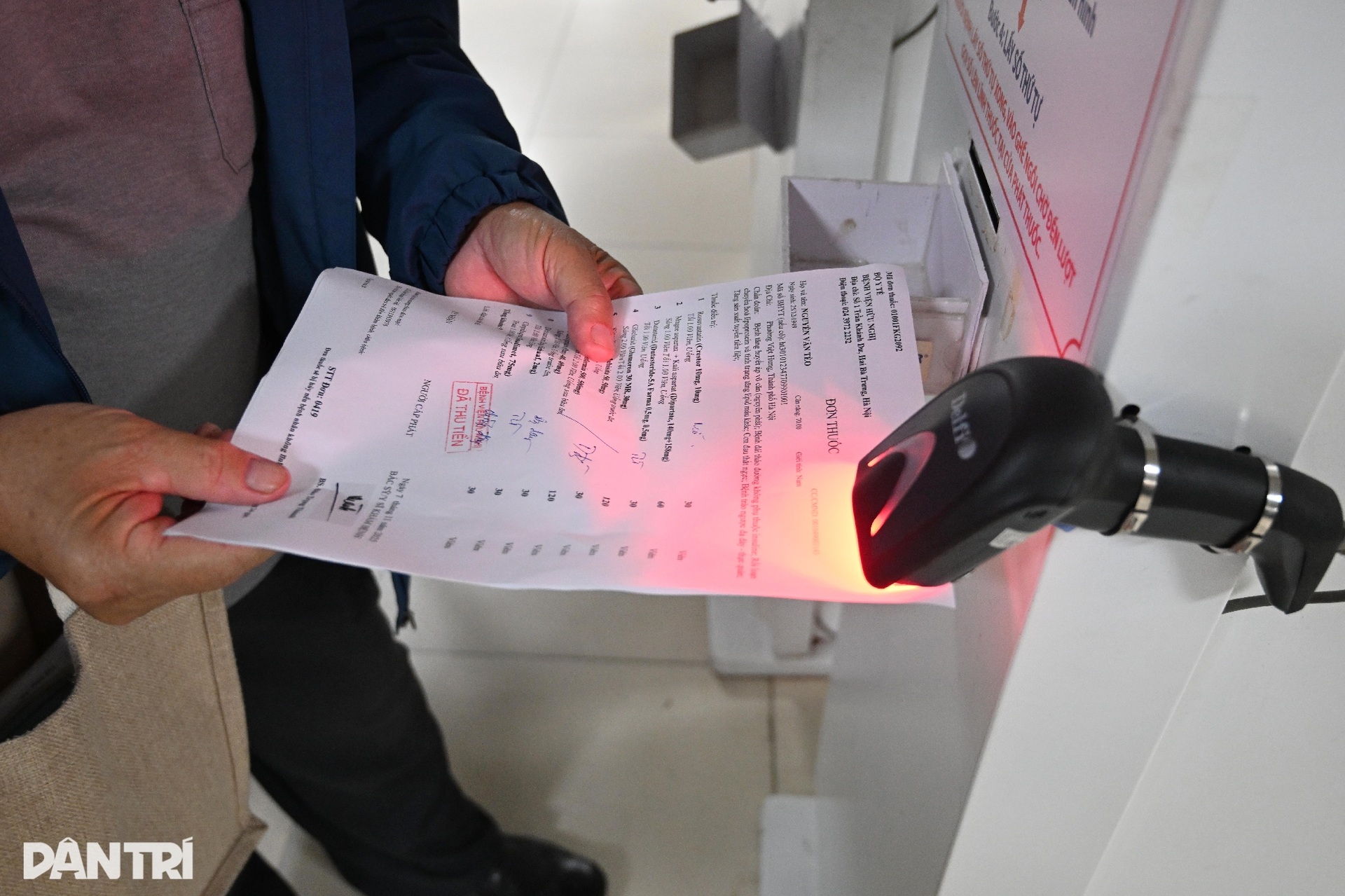 Hà Nội: Bệnh viện đông nghịt, ca đột quỵ tăng vì thời tiết ẩm ương - 15