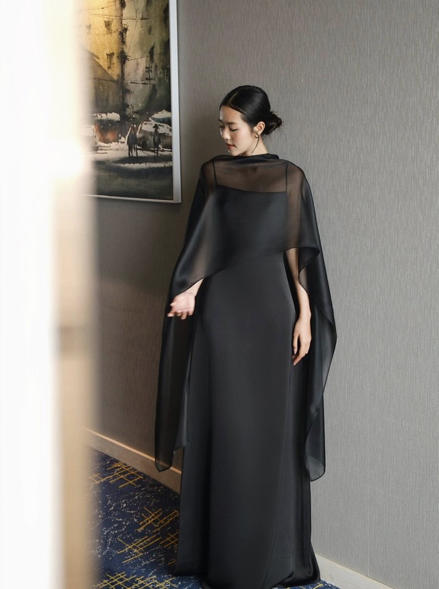 Váy tiệc tối giản, một chiếc váy cho mọi bữa tiệc cuối năm - Ảnh 4.