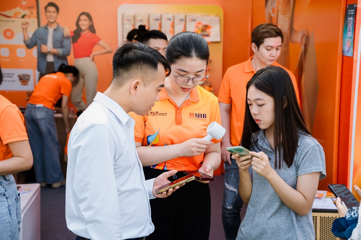 Giới trẻ Thủ đô check-in rộn ràng tại gian hàng SHB ở Ngày thẻ Việt Nam 2025- Ảnh 5.