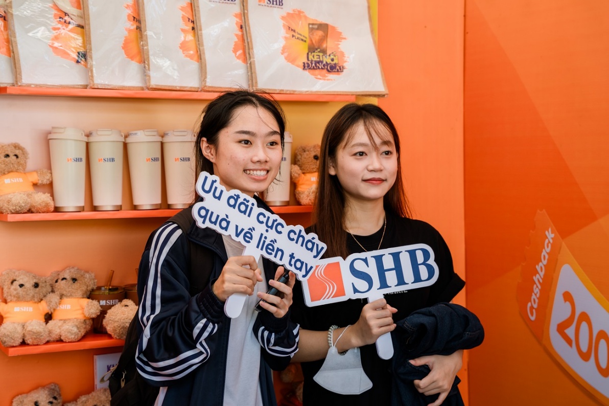 Giới trẻ Thủ đô check-in rộn ràng tại gian hàng SHB ở Ngày thẻ Việt Nam 2025- Ảnh 7.