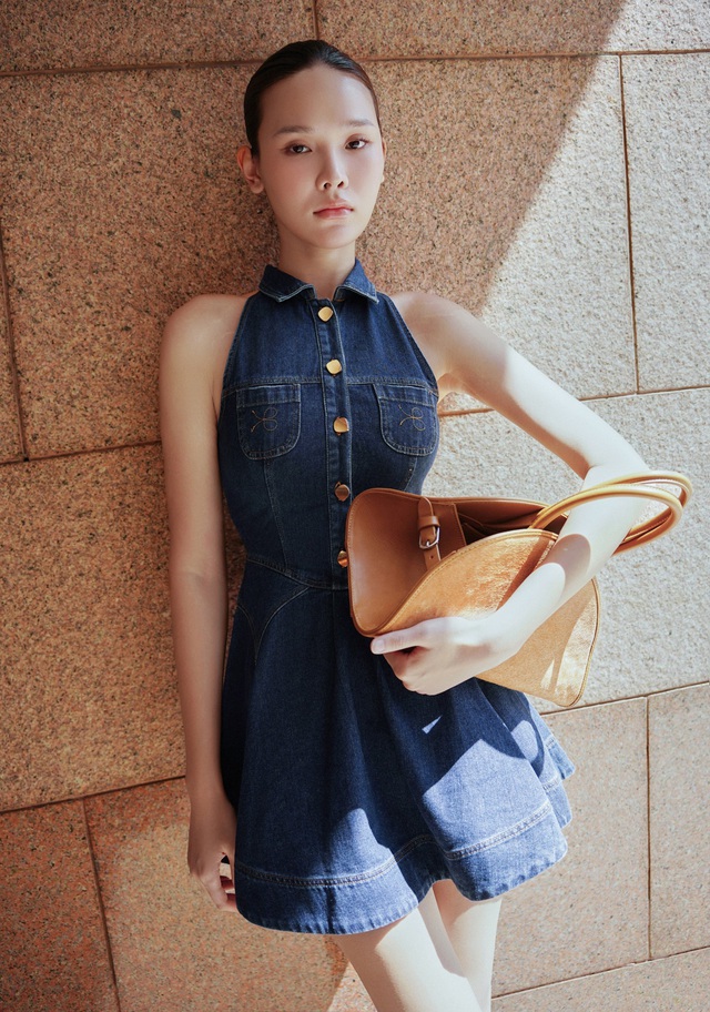 Tạo nên phong thái riêng từ váy denim, chân váy denim 3 Tạo nên phong thái riêng từ váy denim, chân váy denim - Ảnh 3.