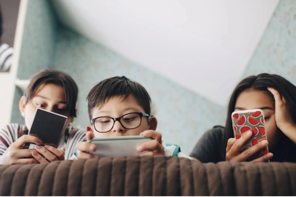 Trẻ nghiện xem video ngắn và game: Bố mẹ sốc vì con trấn lột tiền, gây gổ - 2