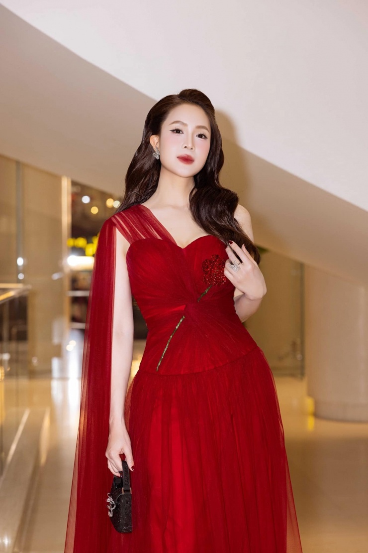 Xuất thân là người mẫu chuyển qua đóng phim, Hồng Diễm sở hữu gu ăn mặc ấn tượng cùng nhan sắc trời phú. 