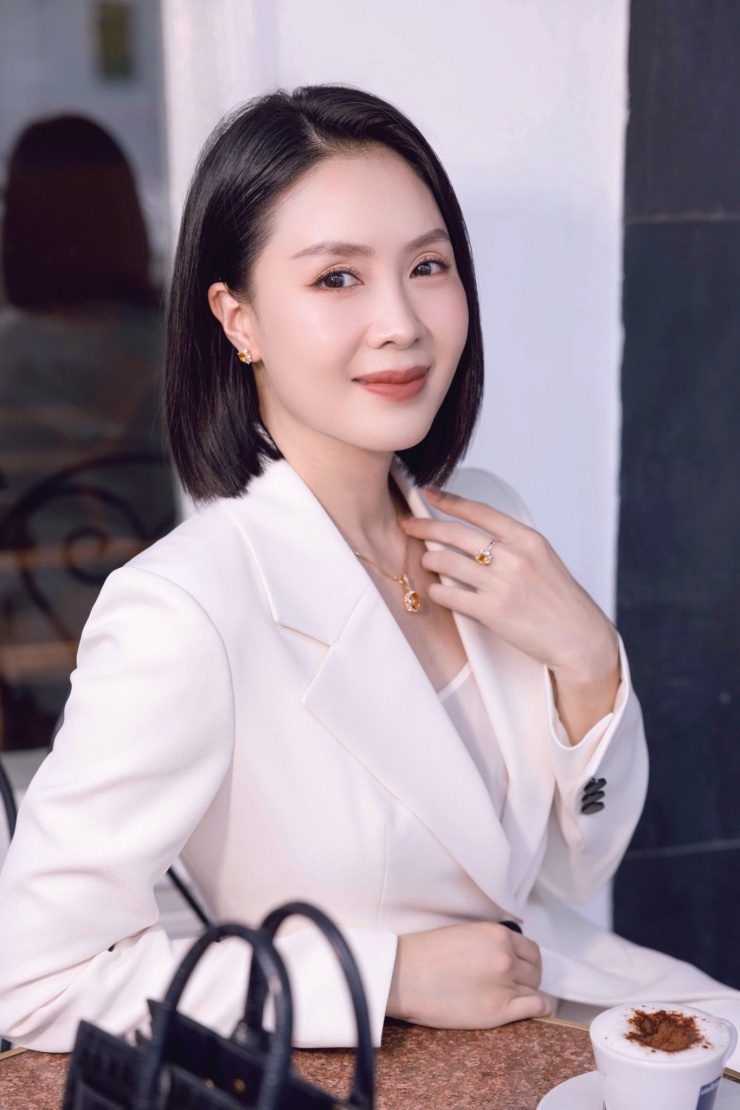 Sở hữu gương mặt đẹp và sắc nét cùng phong thái sang trọng, Hồng Diễm không chỉ đắt show màn ảnh mà còn đắt show quảng cáo, làm đại diện các thương hiệu thời trang, mỹ phẩm. 