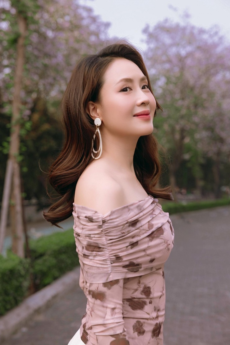 Kể từ phim "Cầu vồng tình yêu", suốt nhiều năm Hồng Diễm duy trì phong độ trên màn ảnh và luôn được khán giả yêu mến bởi sắc vóc nổi bật và diễn xuất ấn tượng. 