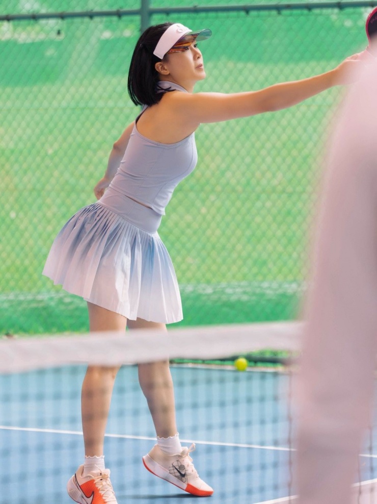 Ngoài đời bà mẹ 2 con chăm chỉ tập thể thao để rèn luyện sức khỏe và giữ gìn vóc dáng. Gần đây Hồng Diễm rất chăm ra sân tập pickleball. 