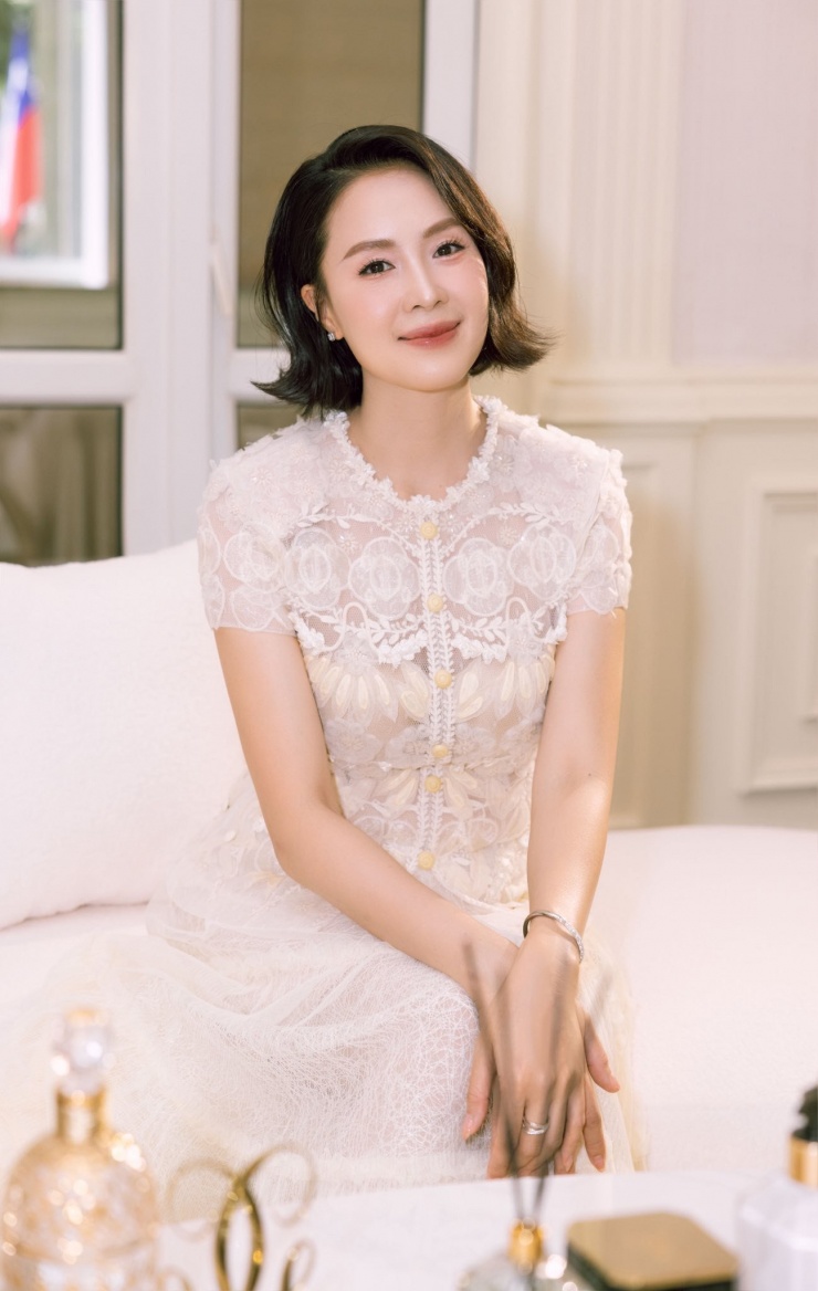 Nhiều năm, nữ diễn viên luôn giữ vững nguyên tắc nói không với cảnh nóng và cảnh hôn bạn diễn nam trên phim. Dù vậy, các vai diễn của Hồng Diễm vẫn luôn được khán giả đón nhận. 