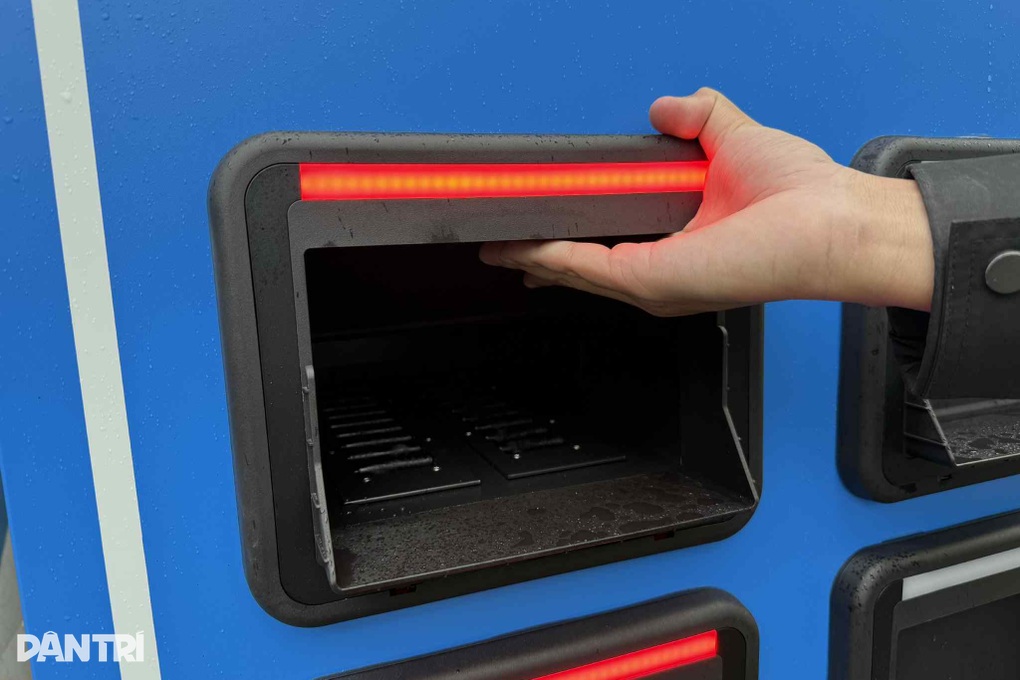 VinFast bắt đầu lắp trạm đổi pin xe máy điện, thao tác nhanh ngang đổ xăng? - 3