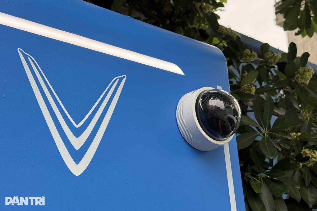 VinFast bắt đầu lắp trạm đổi pin xe máy điện, thao tác nhanh ngang đổ xăng? - 2