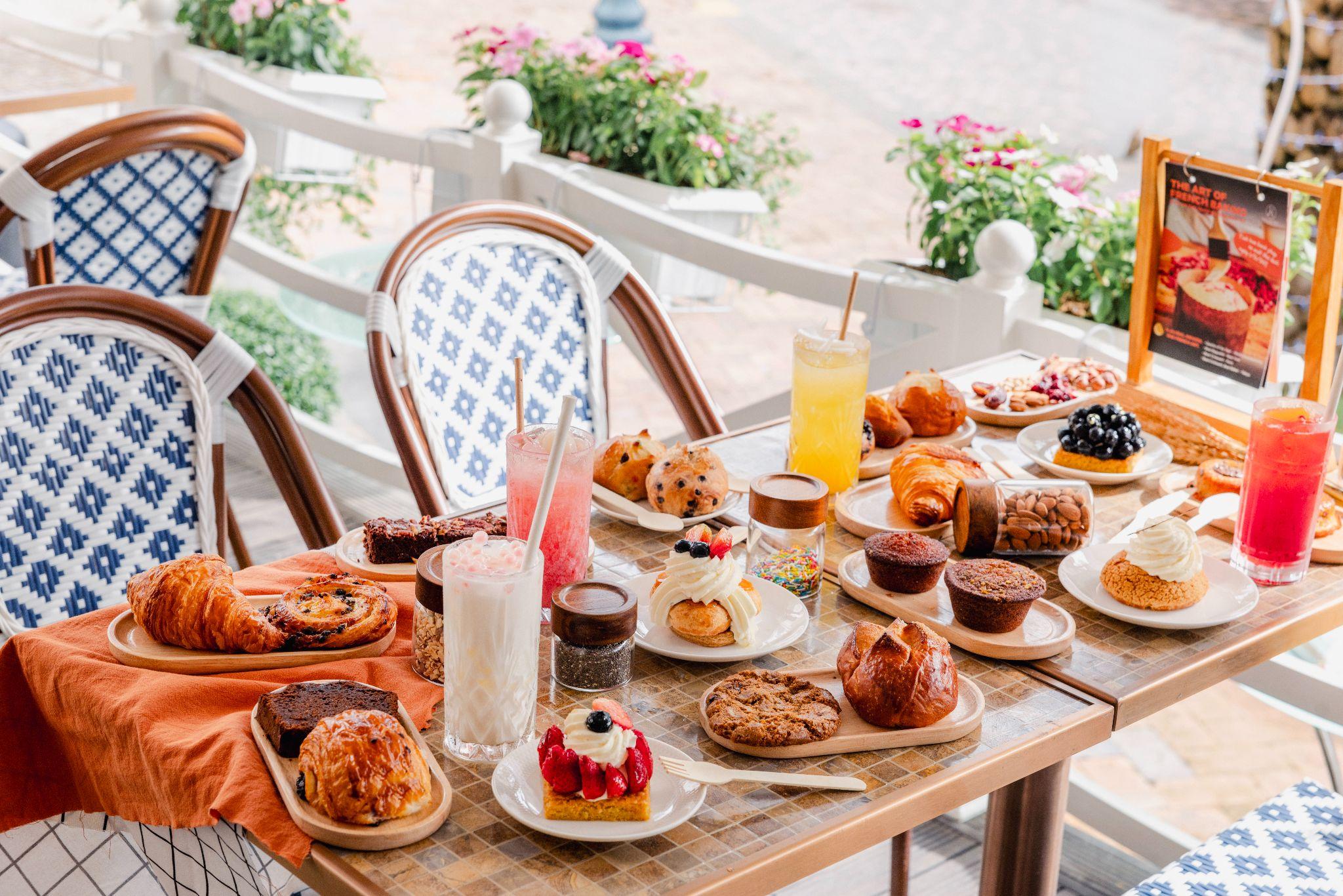 Từ bình minh tới đêm muộn: 5 trải nghiệm đỉnh cao không thể bỏ lỡ ở Phú Quốc 2 Những góc ban công ngập nắng và hoa cùng những loại bánh ngọt ngào của Eric Kayser.