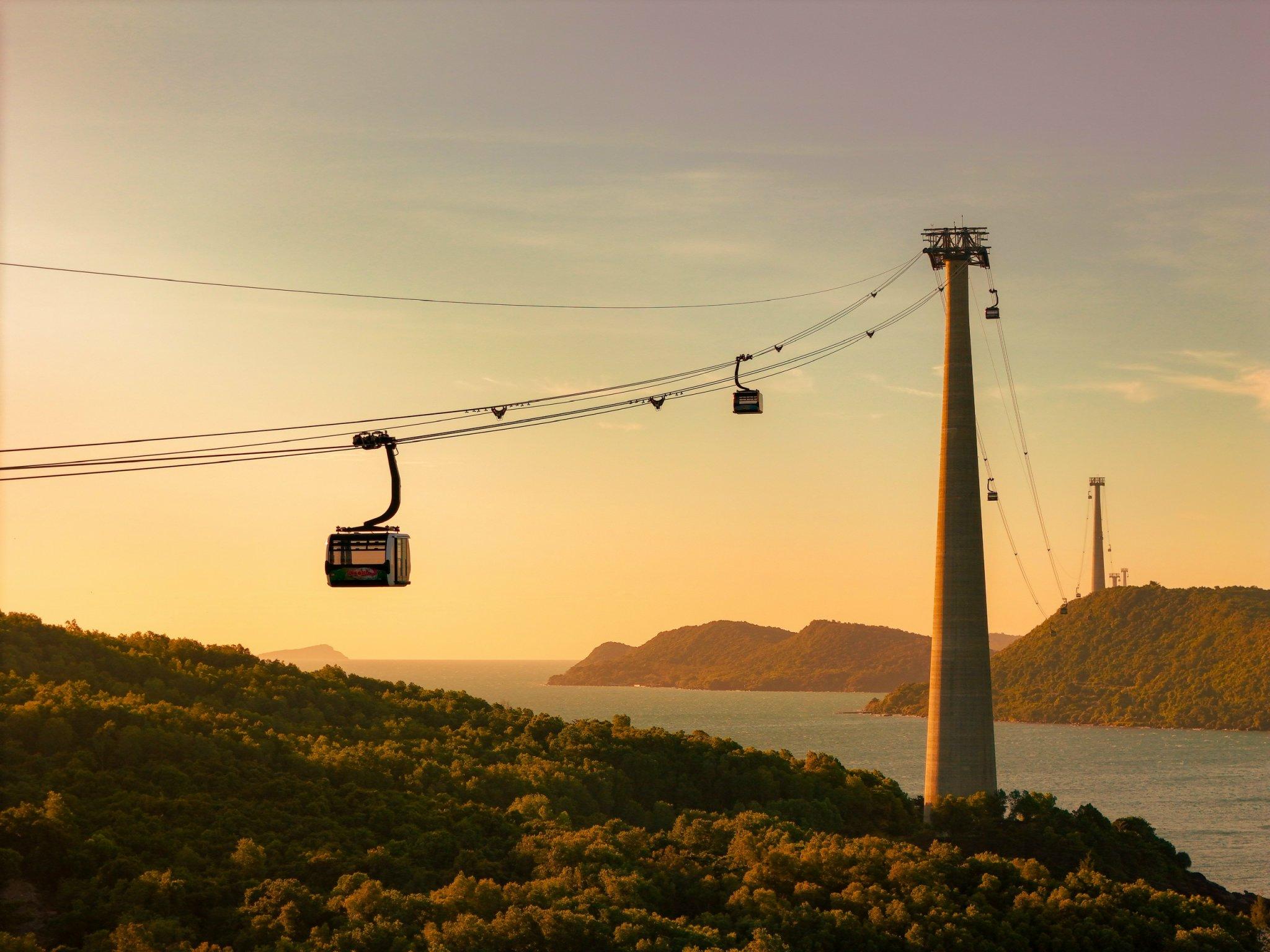 Từ bình minh tới đêm muộn: 5 trải nghiệm đỉnh cao không thể bỏ lỡ ở Phú Quốc 3 Tuyến cáp treo 3 dây dài nhất thế giới đưa du khách chiêm ngưỡng toàn cảnh nam đảo Phú Quốc từ trên cao.