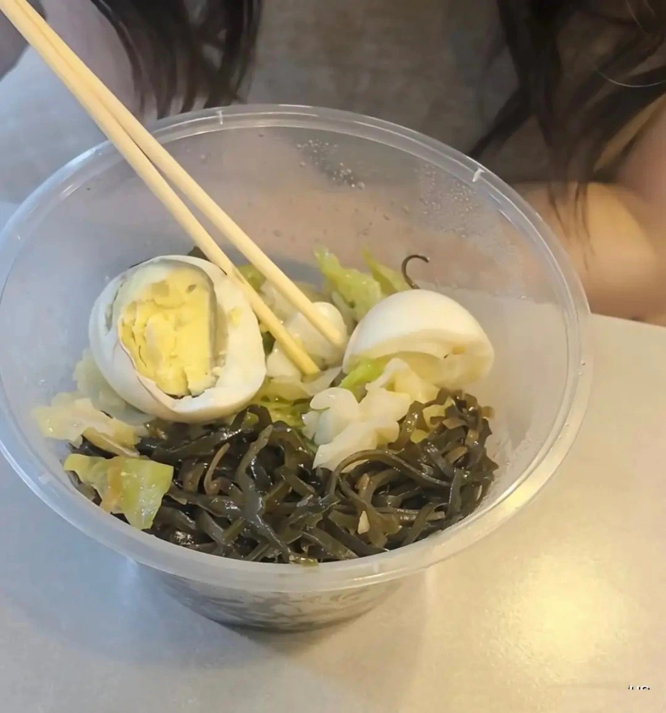 Một minh tinh hạng A cay đắng tiết lộ: Tôi phải ăn những thứ đến trâu bò còn chê - Ảnh 2.