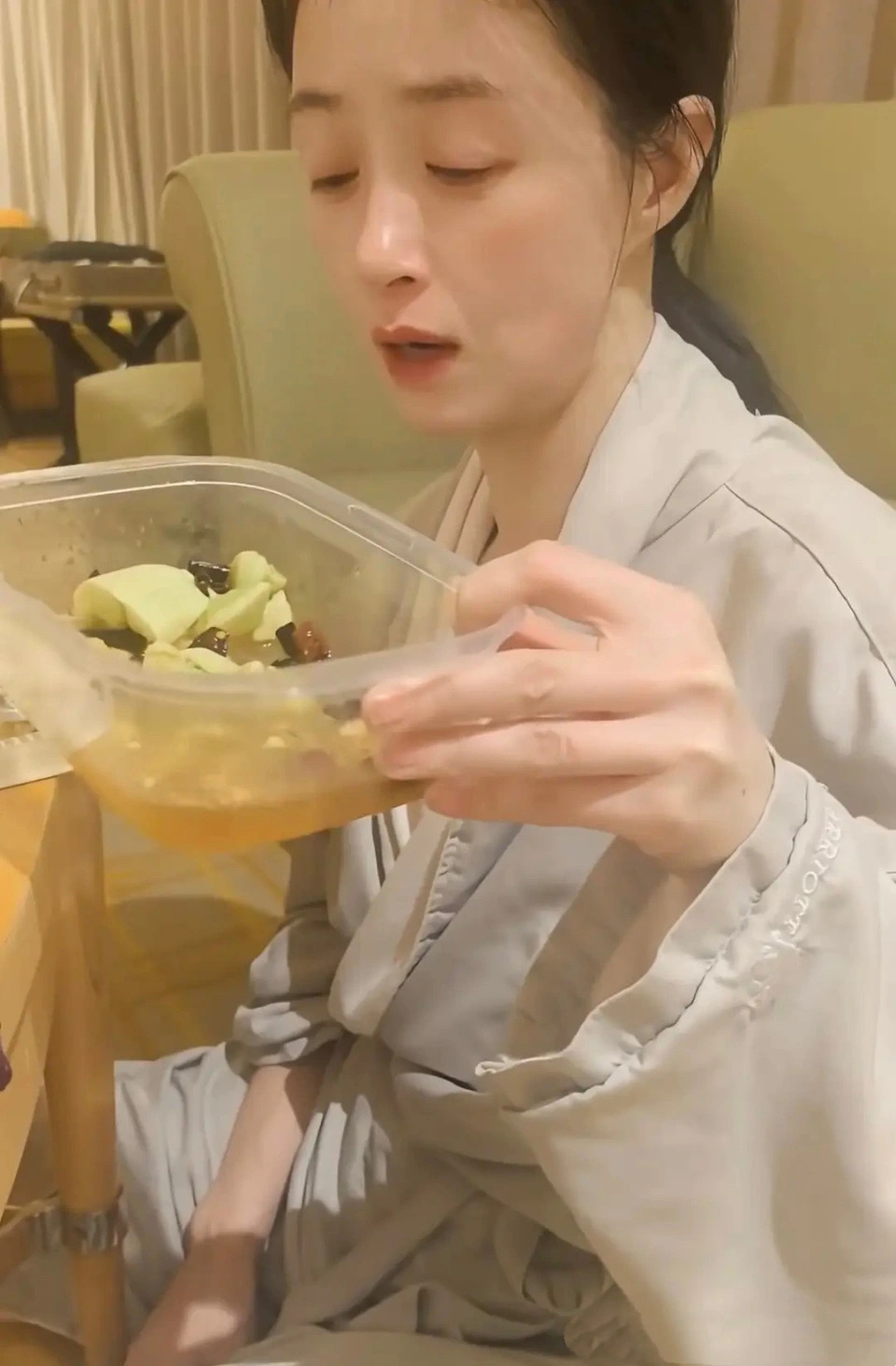 Một minh tinh hạng A cay đắng tiết lộ: Tôi phải ăn những thứ đến trâu bò còn chê - Ảnh 3.