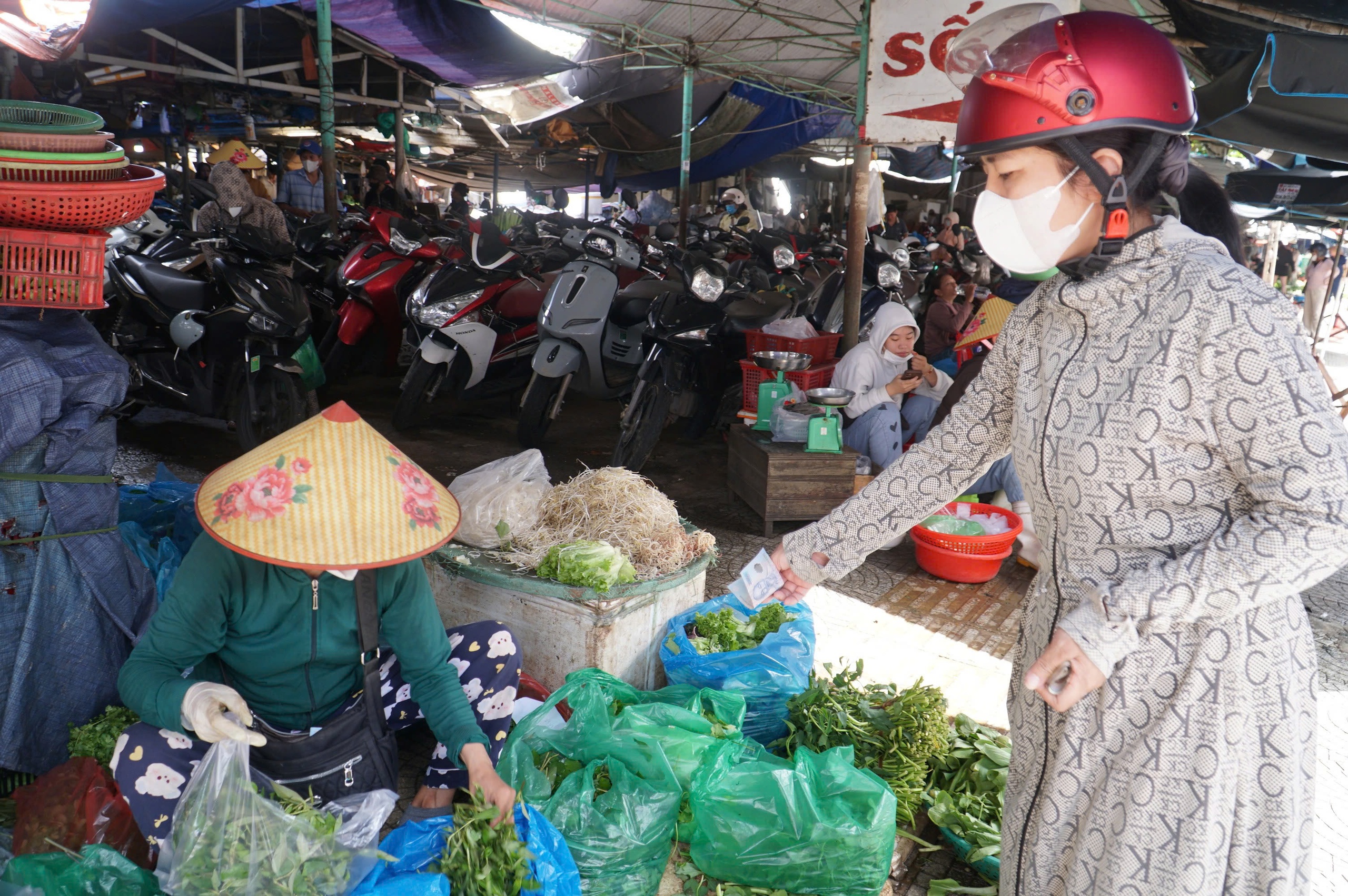 Giá rau xanh tại Đà Nẵng tăng gấp 2 - 3 lần sau mưa lũ , nguồn cung khan hiếm - Ảnh 4. Giá rau xanh tại Đà Nẵng tăng gấp 2 - 3 lần sau mưa lũ , nguồn cung khan hiếm - Ảnh 4.