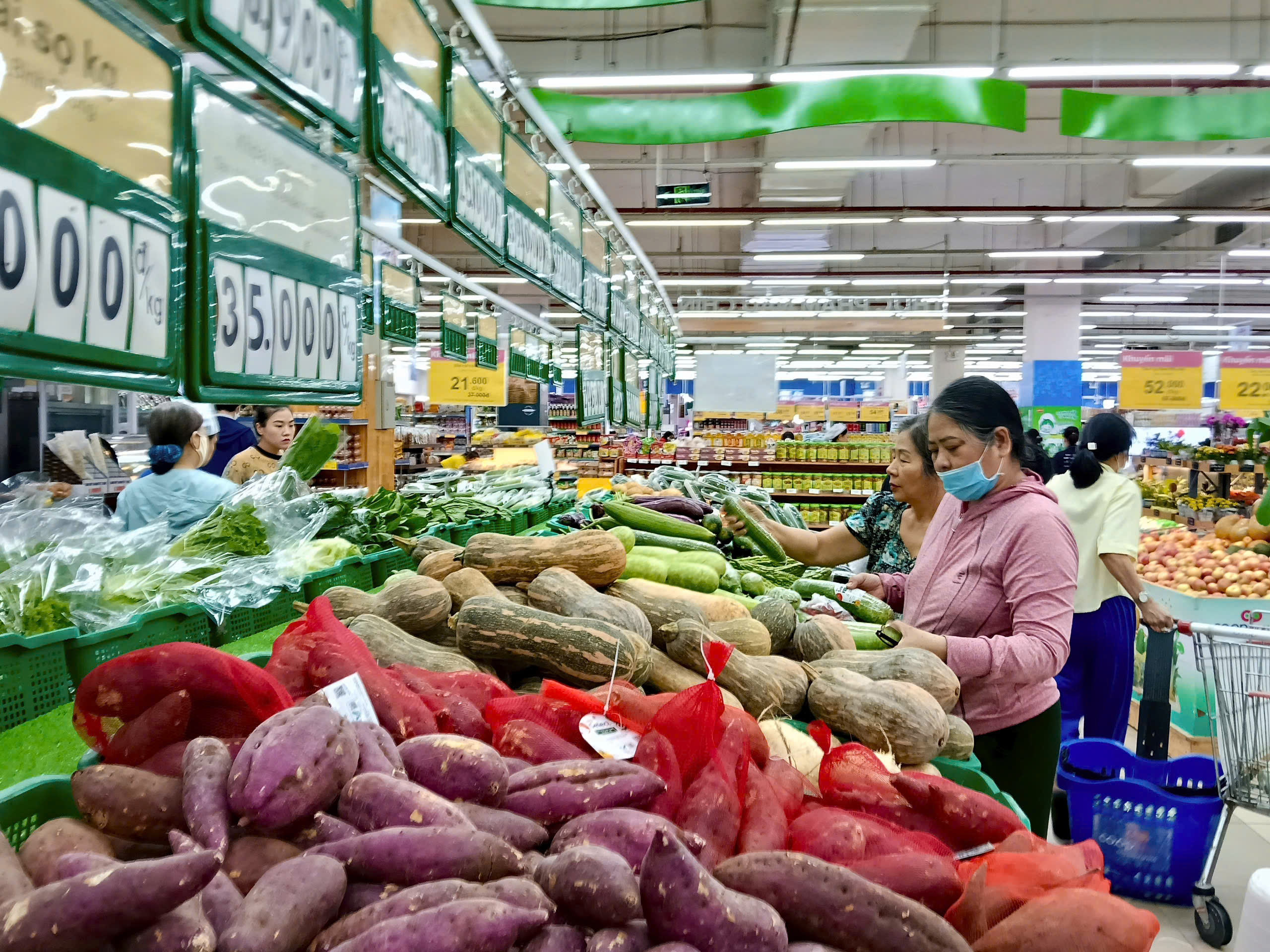 Giá rau xanh tại Đà Nẵng tăng gấp 2 - 3 lần sau mưa lũ , nguồn cung khan hiếm - Ảnh 5. Giá rau xanh tại Đà Nẵng tăng gấp 2 - 3 lần sau mưa lũ , nguồn cung khan hiếm - Ảnh 5.