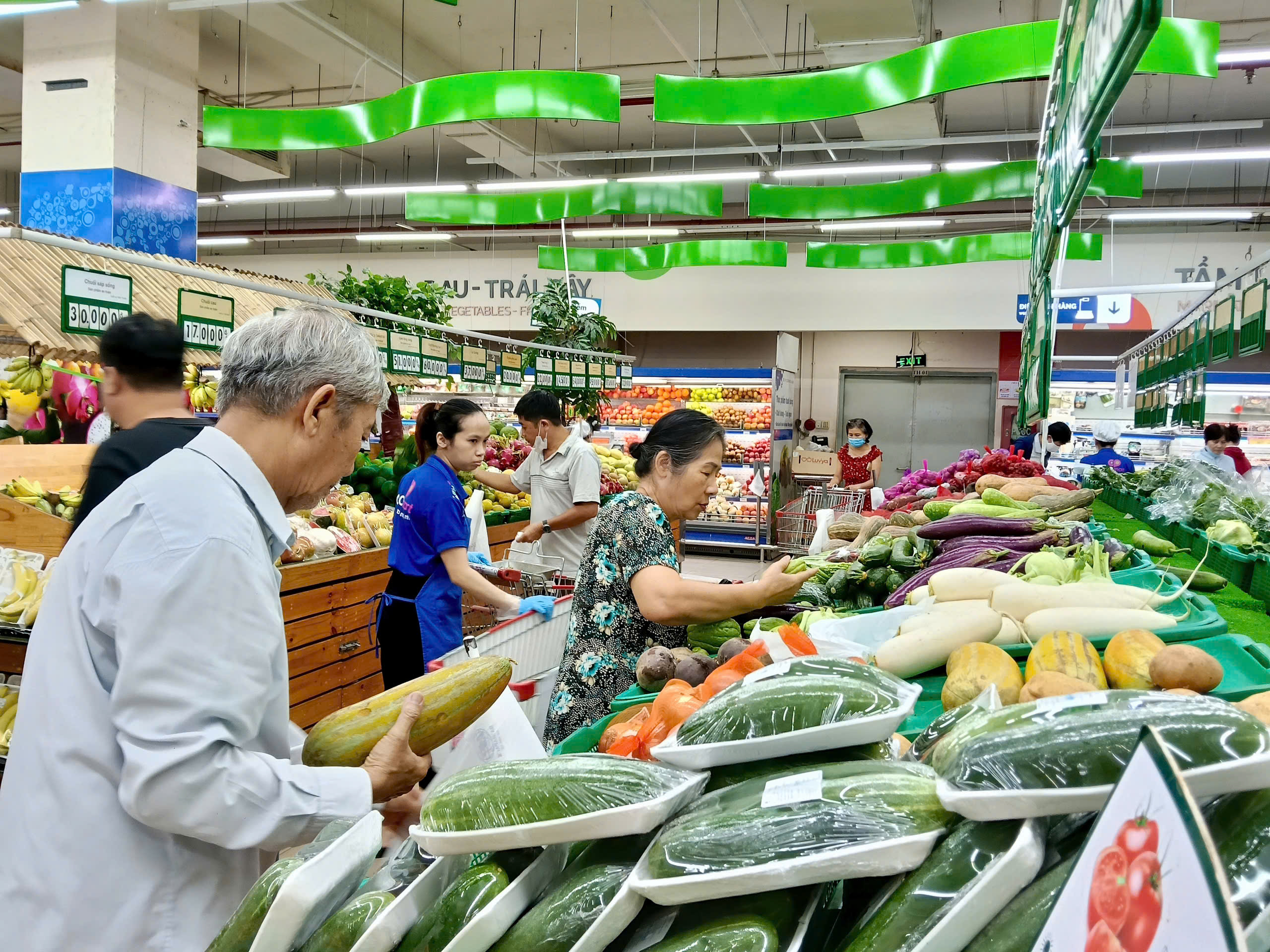 Giá rau xanh tại Đà Nẵng tăng gấp 2 - 3 lần sau mưa lũ , nguồn cung khan hiếm - Ảnh 6. Giá rau xanh tại Đà Nẵng tăng gấp 2 - 3 lần sau mưa lũ , nguồn cung khan hiếm - Ảnh 6.