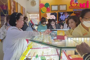 Giá vàng trong nước đắt hơn 23 triệu đồng so với thế giới