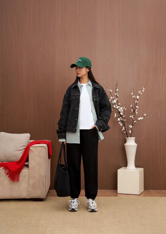 Áo khoác denim là biểu tượng vượt thời gian 'cân' mọi xu hướng thời trang - Ảnh 2.