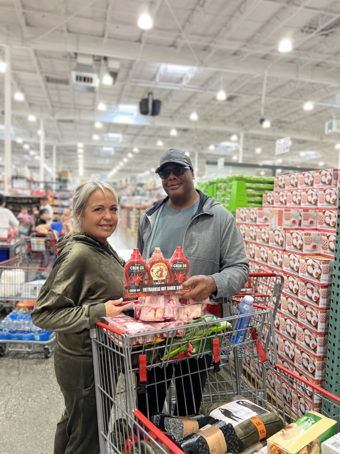 Khách hàng tại Mỹ lựa chọn tương ớt Chin-su. Ảnh: Masan Consumer