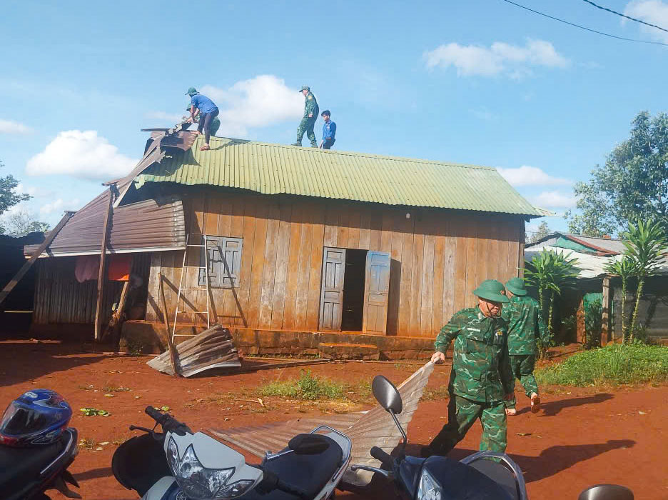 Bộ đội, công an và đoàn viên thanh niên dọn cây xanh, lợp lại nhà sau bão Kalmaegi- Ảnh 5.