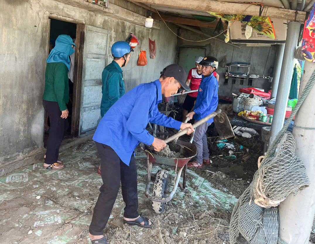 Bộ đội, công an và đoàn viên thanh niên dọn cây xanh, lợp lại nhà sau bão Kalmaegi- Ảnh 7.