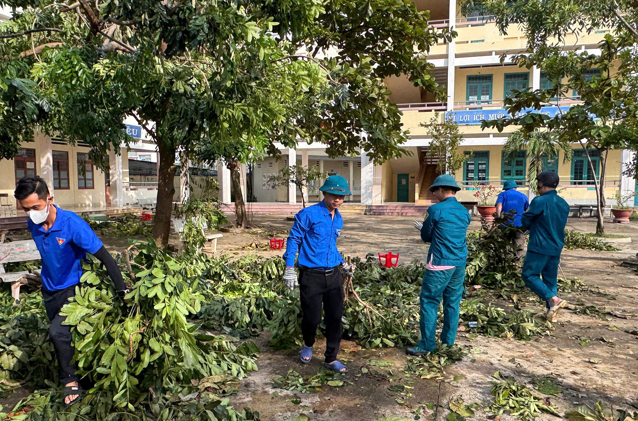 Bộ đội, công an và đoàn viên thanh niên dọn cây xanh, lợp lại nhà sau bão Kalmaegi- Ảnh 8.