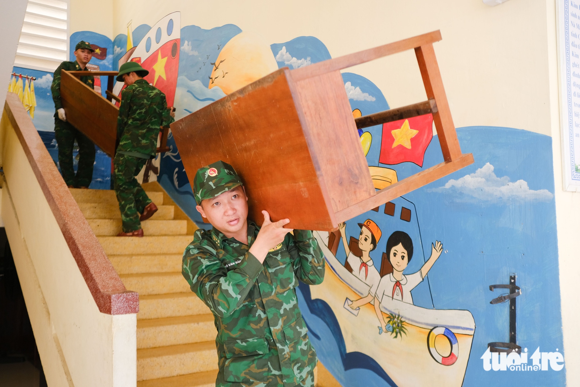 Bộ đội, công an và đoàn viên thanh niên dọn cây xanh, lợp lại nhà sau bão Kalmaegi- Ảnh 9.