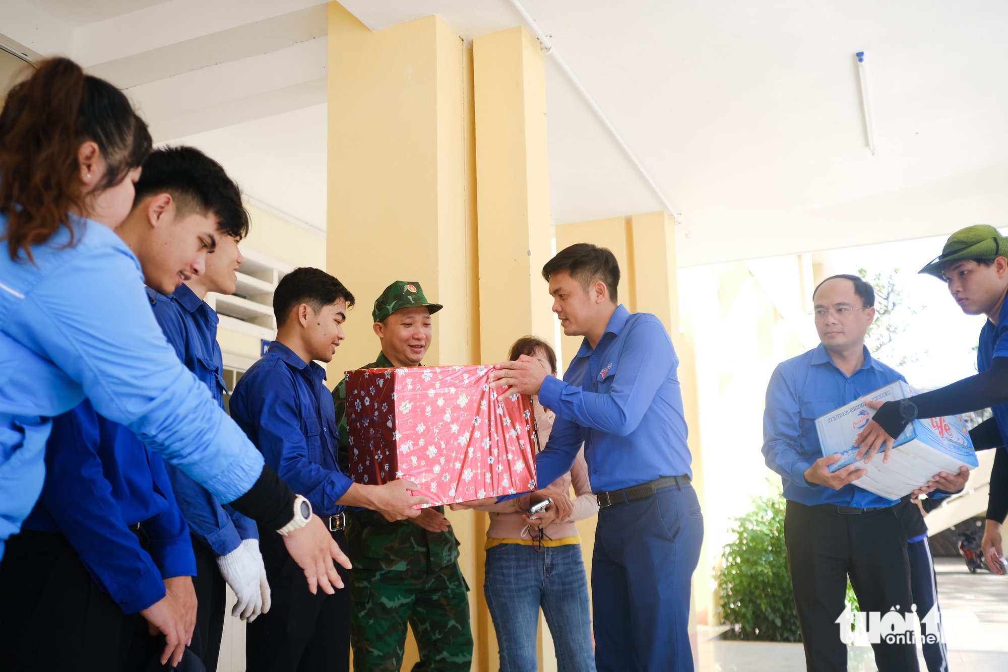 Bộ đội, công an và đoàn viên thanh niên dọn cây xanh, lợp lại nhà sau bão Kalmaegi- Ảnh 10.