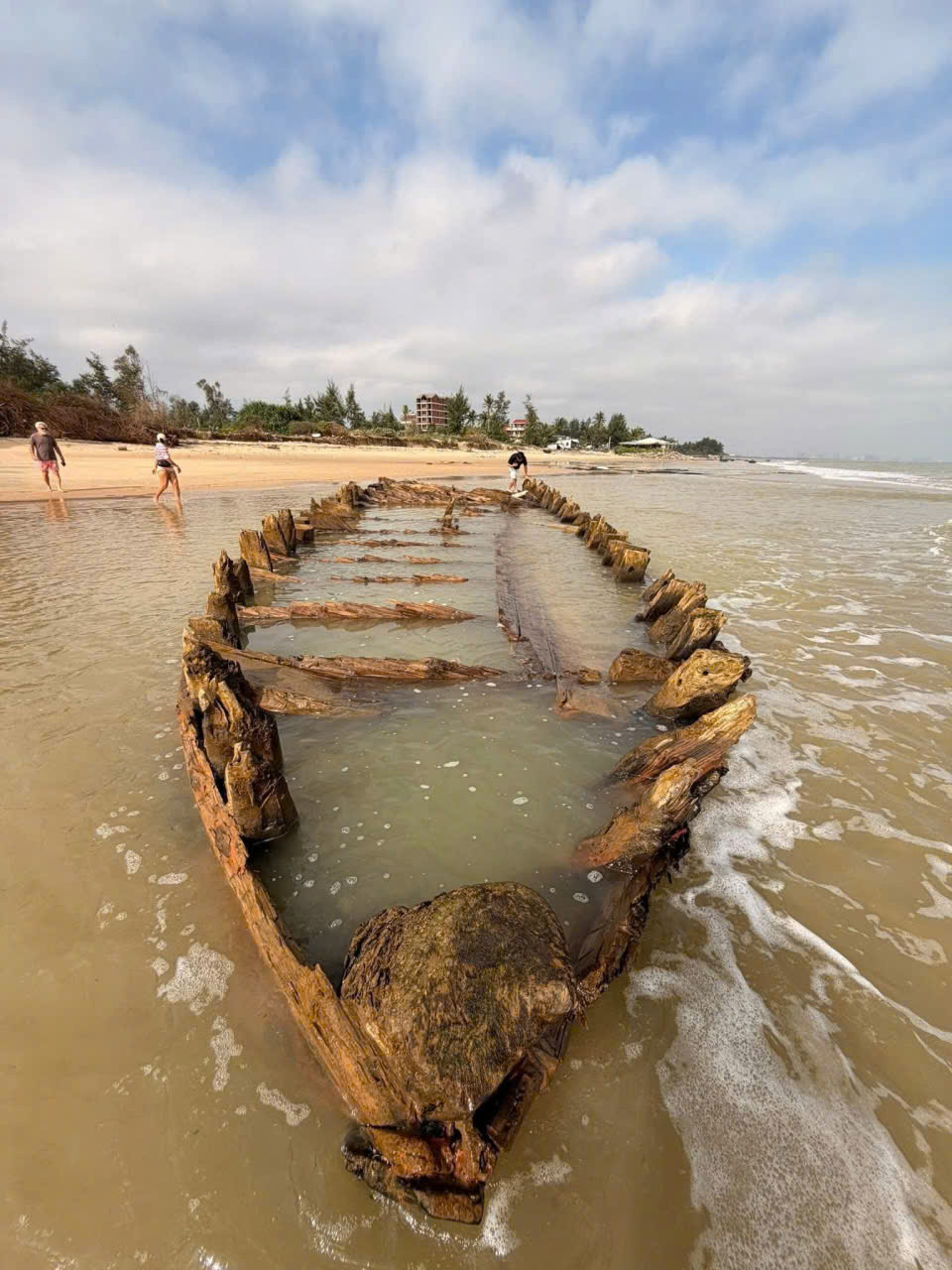 Tàu cổ Hội An lộ diện Sau bão số 13 thu hút du khách tham quan - Ảnh 2.