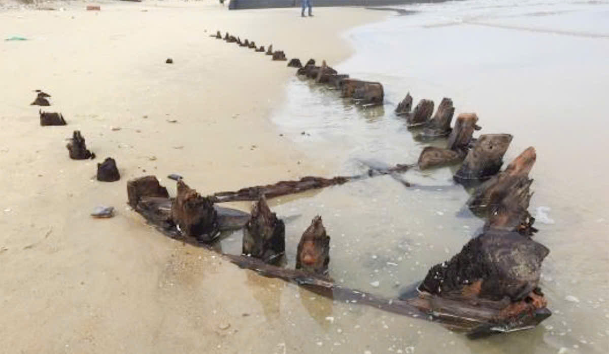 Tàu cổ Hội An lộ diện Sau bão số 13 thu hút du khách tham quan - Ảnh 4.