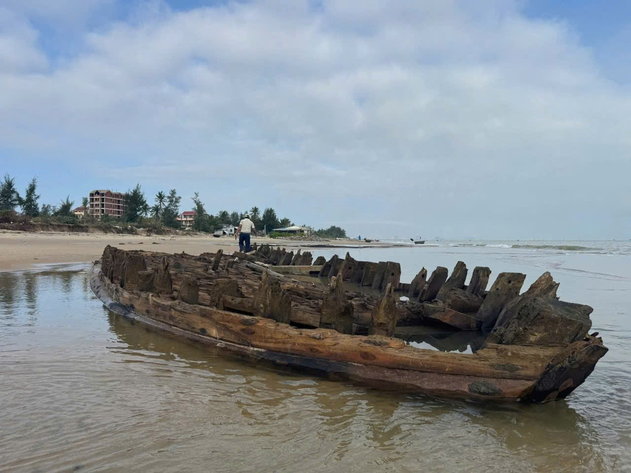 Tàu cổ Hội An lộ diện Sau bão số 13 thu hút du khách tham quan - Ảnh 8.