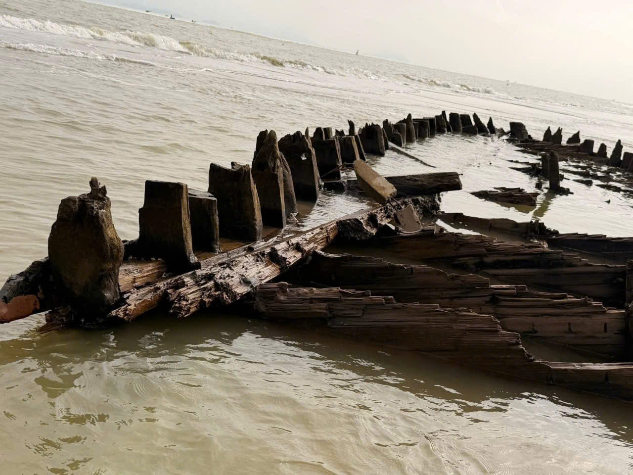 Tàu cổ Hội An lộ diện Sau bão số 13 thu hút du khách tham quan - Ảnh 10.