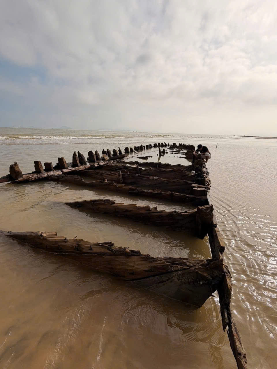 Tàu cổ Hội An lộ diện Sau bão số 13 thu hút du khách tham quan - Ảnh 9.