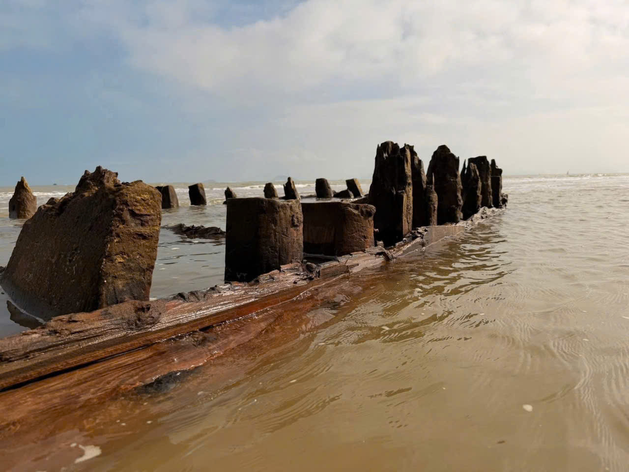 Tàu cổ Hội An lộ diện Sau bão số 13 thu hút du khách tham quan - Ảnh 11.