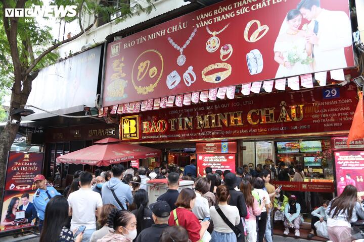 Khách vội bán vàng khi giá giảm kỷ lục, 'cò' lập tức thu mua sạch- Ảnh 3.