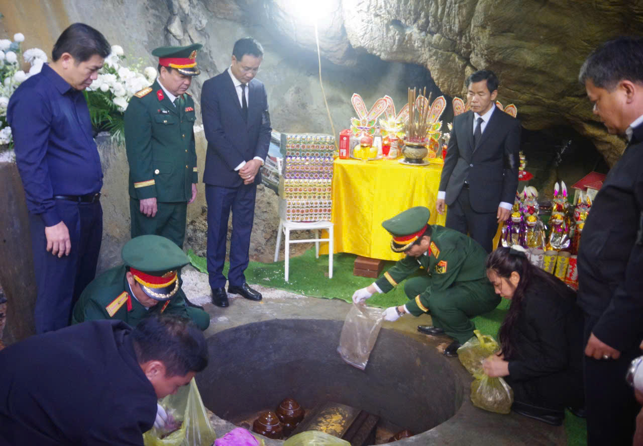 An táng hài cốt liệt sĩ hy sinh tại hang Tám Cô sau hơn nửa thế kỷ - Ảnh 3.