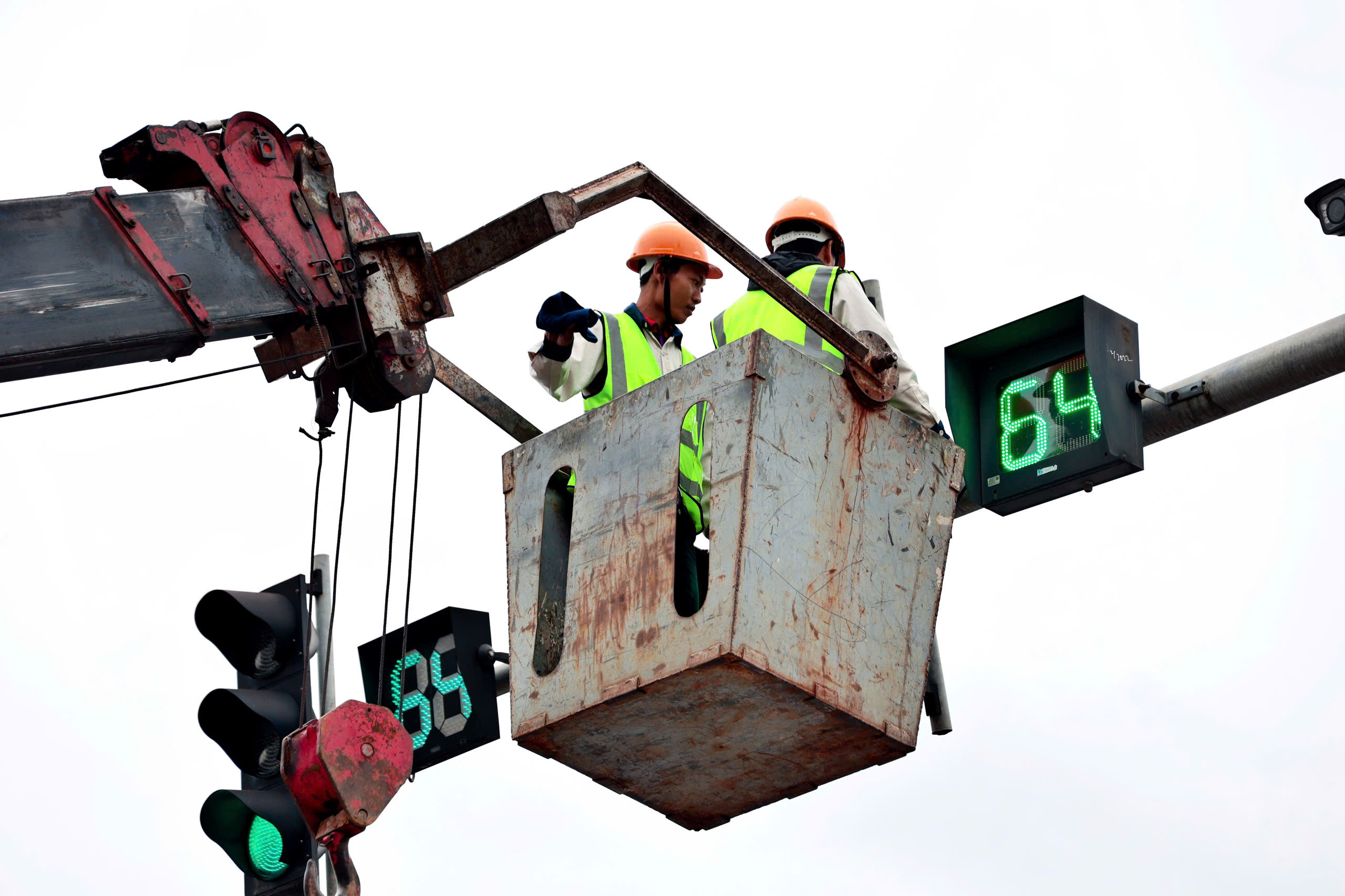 Nhiều nút giao ở Hà Nội 'mất' đèn đếm ngược, cảnh sát lý giải nguyên nhân - Ảnh 2.