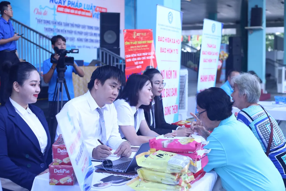 Công an kể trường hợp hai sinh viên ĐH Bách khoa TP.HCM bị lừa đảo, phải vay app để trả tiền -lua-dao-ngay-hoi-phap-luat-phuong-dien-hong15.JPG