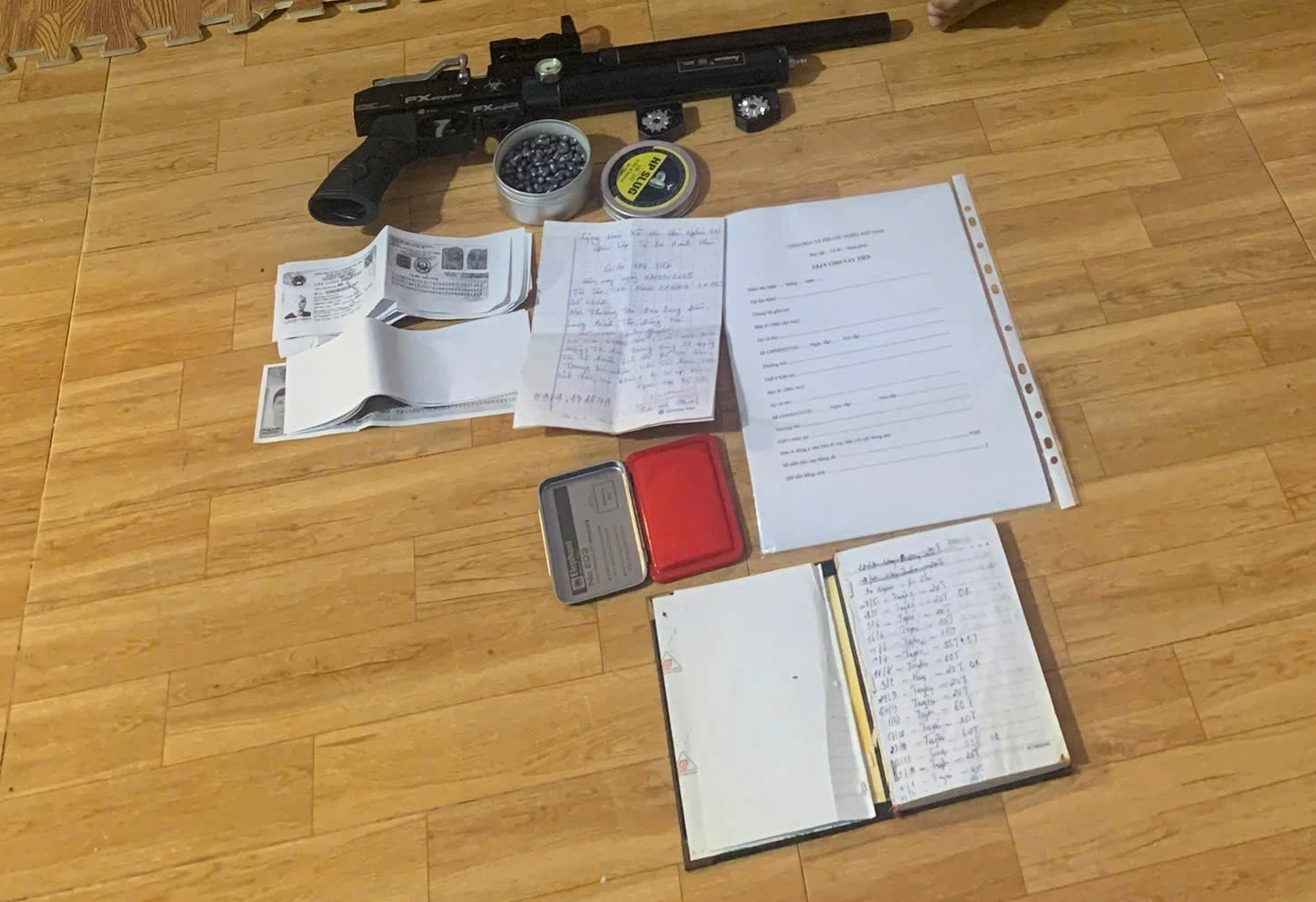 Đồng Nai: Phá đường dây cho vay nặng lãi có súng, chạy quảng cáo trên Facebook- Ảnh 2.