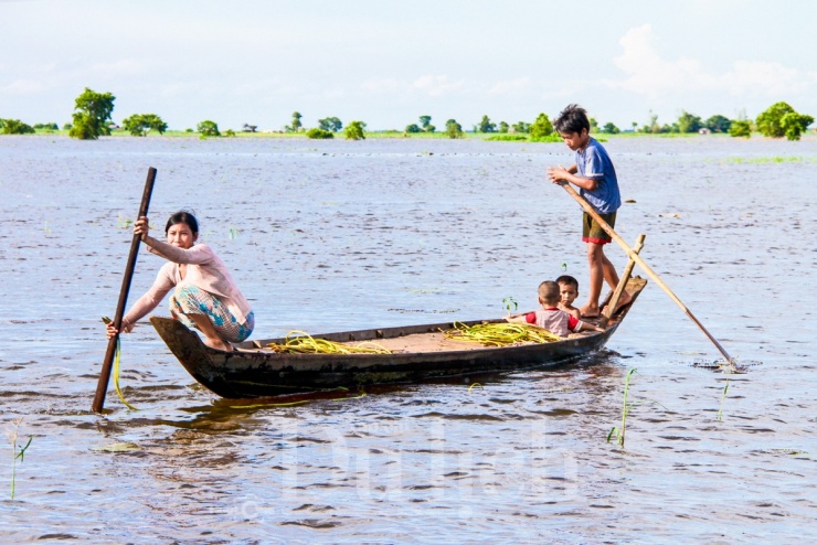 Mênh mang biển nước dệt bản tình ca giữa đất trời Mương Dú 3 Cánh đồng Mương Dú như được đánh thức bởi biển nước mênh mông biển tràn về, nhuộm trong sắc màu bàng bạc phù sa.