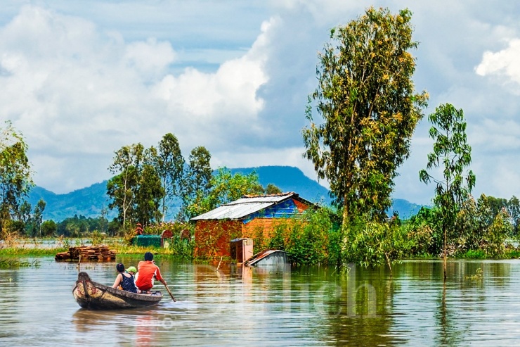 Mênh mang biển nước dệt bản tình ca giữa đất trời Mương Dú 4 Nước rút đi, tiếng mái chèo khua nhịp lách cách, tiếng gọi nhau í ới vang lên giữa buổi chiều hanh nắng; ai nấy đều vui vẻ, bởi vụ mùa mới lại sắp bắt đầu.