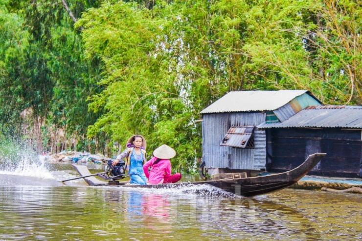 Mênh mang biển nước dệt bản tình ca giữa đất trời Mương Dú 6 Bắt gặp những chiếc thuyền gỗ rất đặc trưng của bà con vùng này với mũi thuyền được đóng nhọn, vuốt cong mang dáng dấp chiếc ghe Ngo huyền thoại.