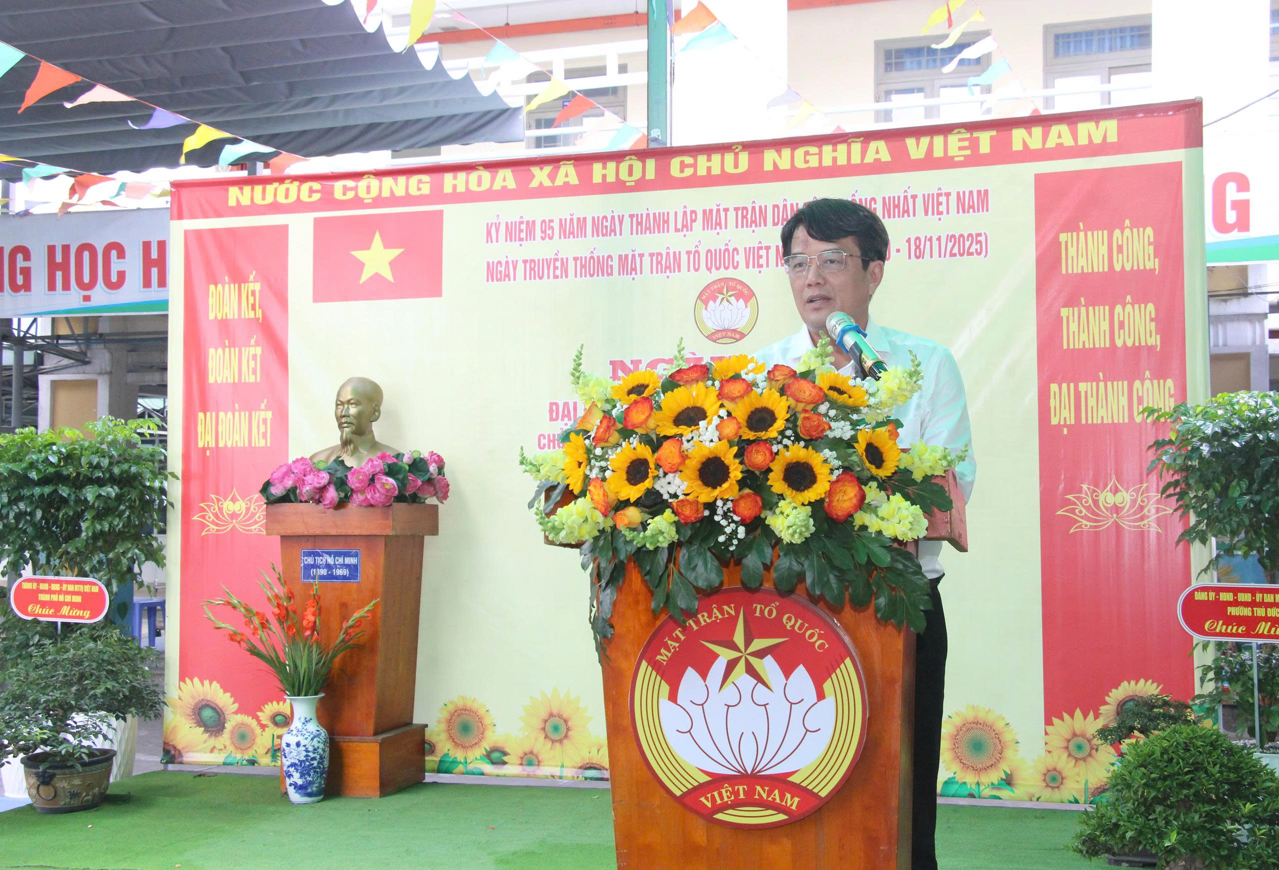 Chủ tịch LĐLĐ TP HCM dự Ngày hội đại đoàn kết phường Thủ Đức - Ảnh 1.