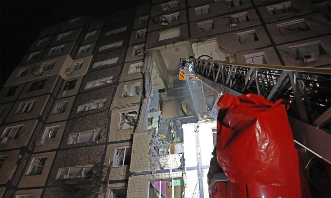 Một tòa chung cư tại thành phố Dnipro bị hư hại trong trận tập kích rạng sáng 8/11. Ảnh: DSNS Ukraine