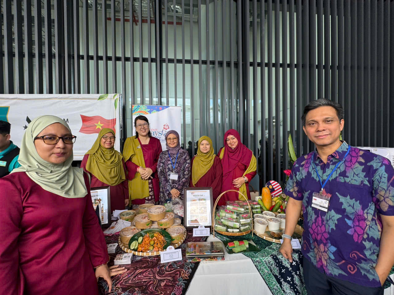 Tưng bừng Hội chợ Từ thiện Quốc tế 2025 ở TP.HCM - Ảnh 3.