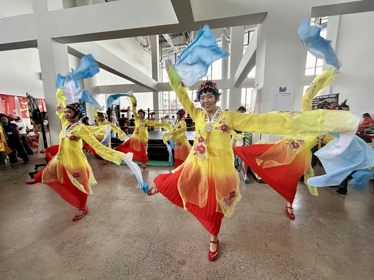 Tưng bừng Hội chợ Từ thiện Quốc tế 2025 ở TP.HCM - Ảnh 8.