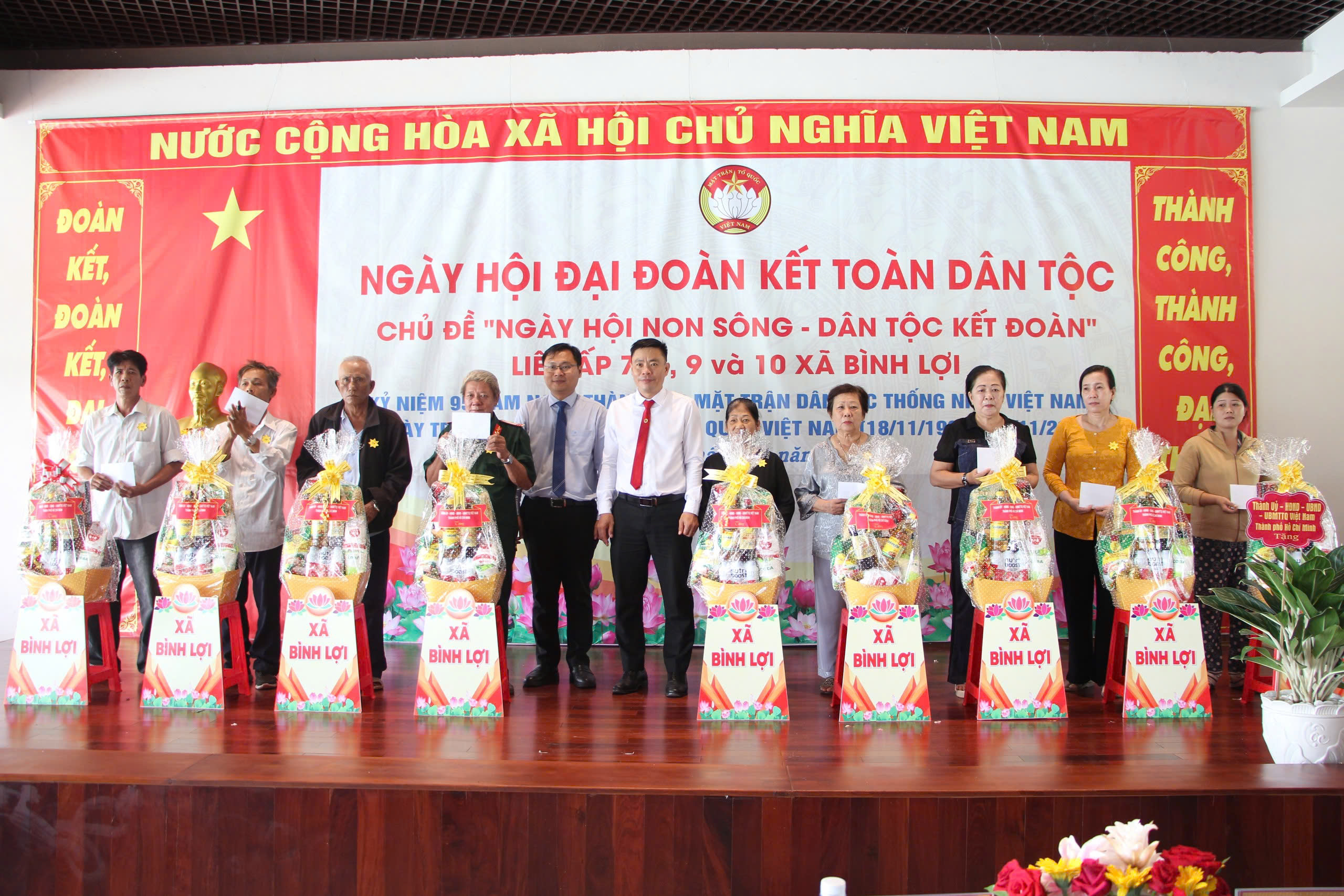 Sắc màu đoàn kết phủ khắp hai xã Bình Chánh, Bình Lợi - Ảnh 3.