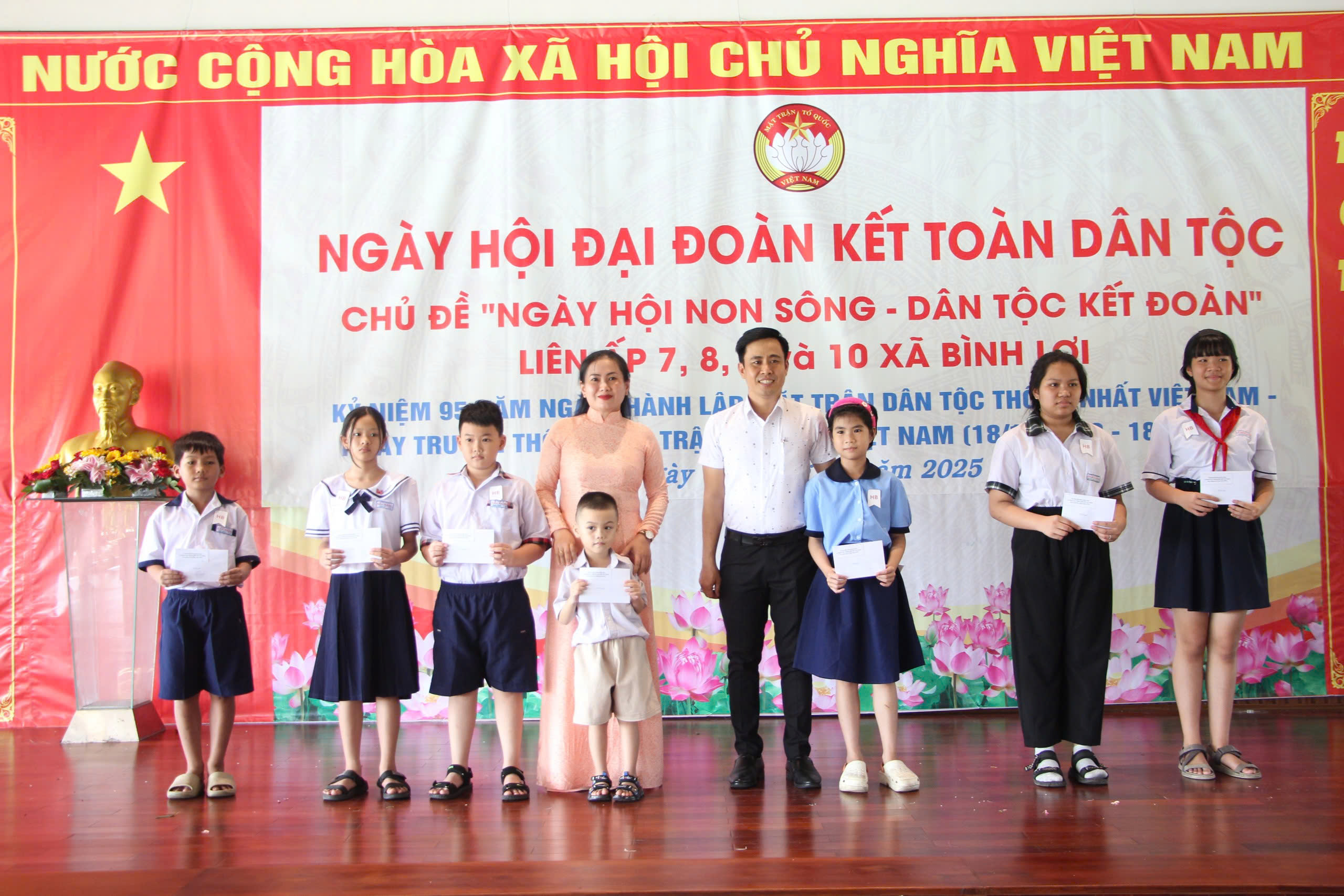 Sắc màu đoàn kết phủ khắp hai xã Bình Chánh, Bình Lợi - Ảnh 4.